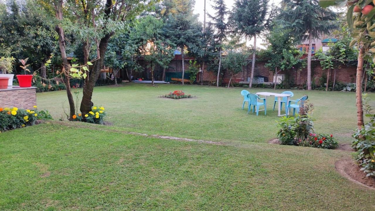 The Clover Inn Srīnagar Exterior foto