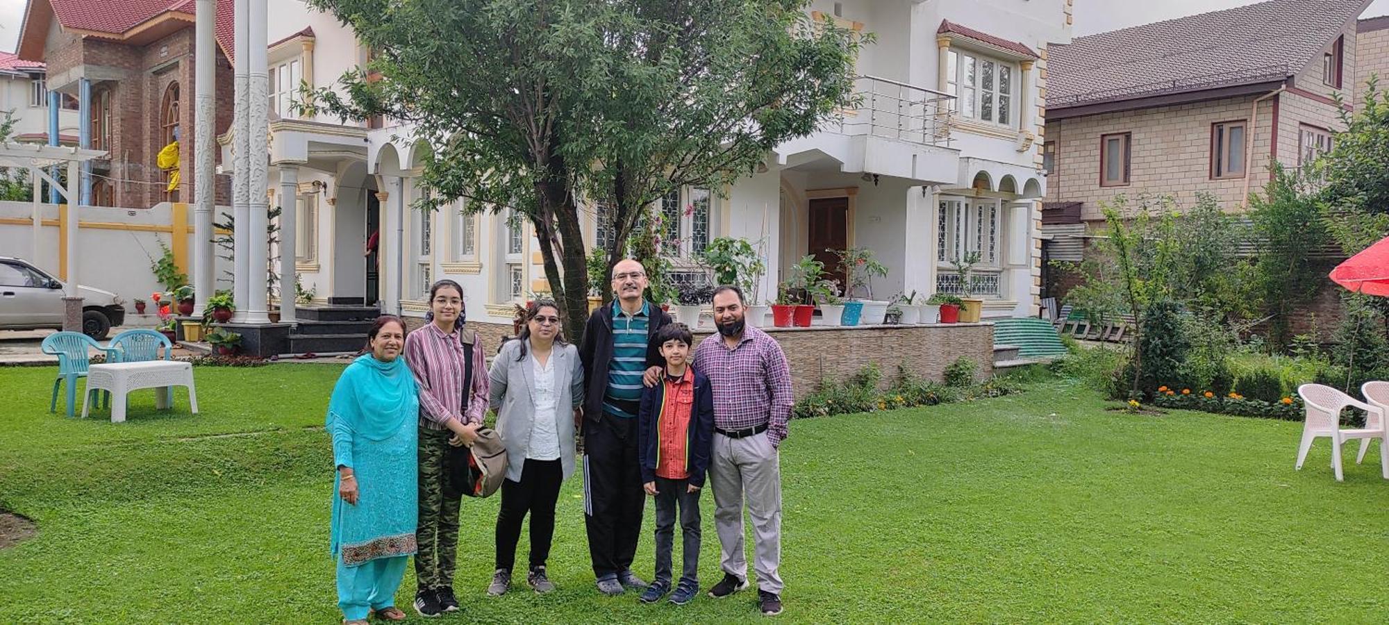 The Clover Inn Srīnagar Exterior foto